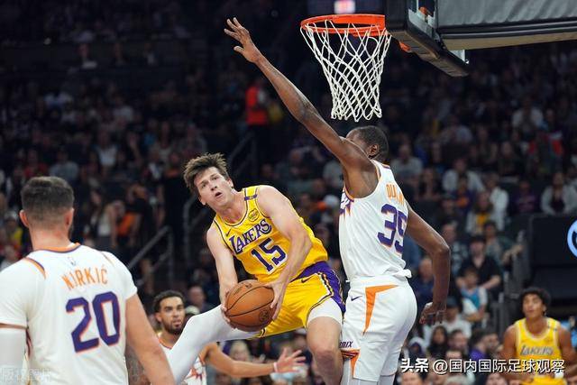 霍勒迪26分东契奇空砍三双 绿军力克独行侠2-0
